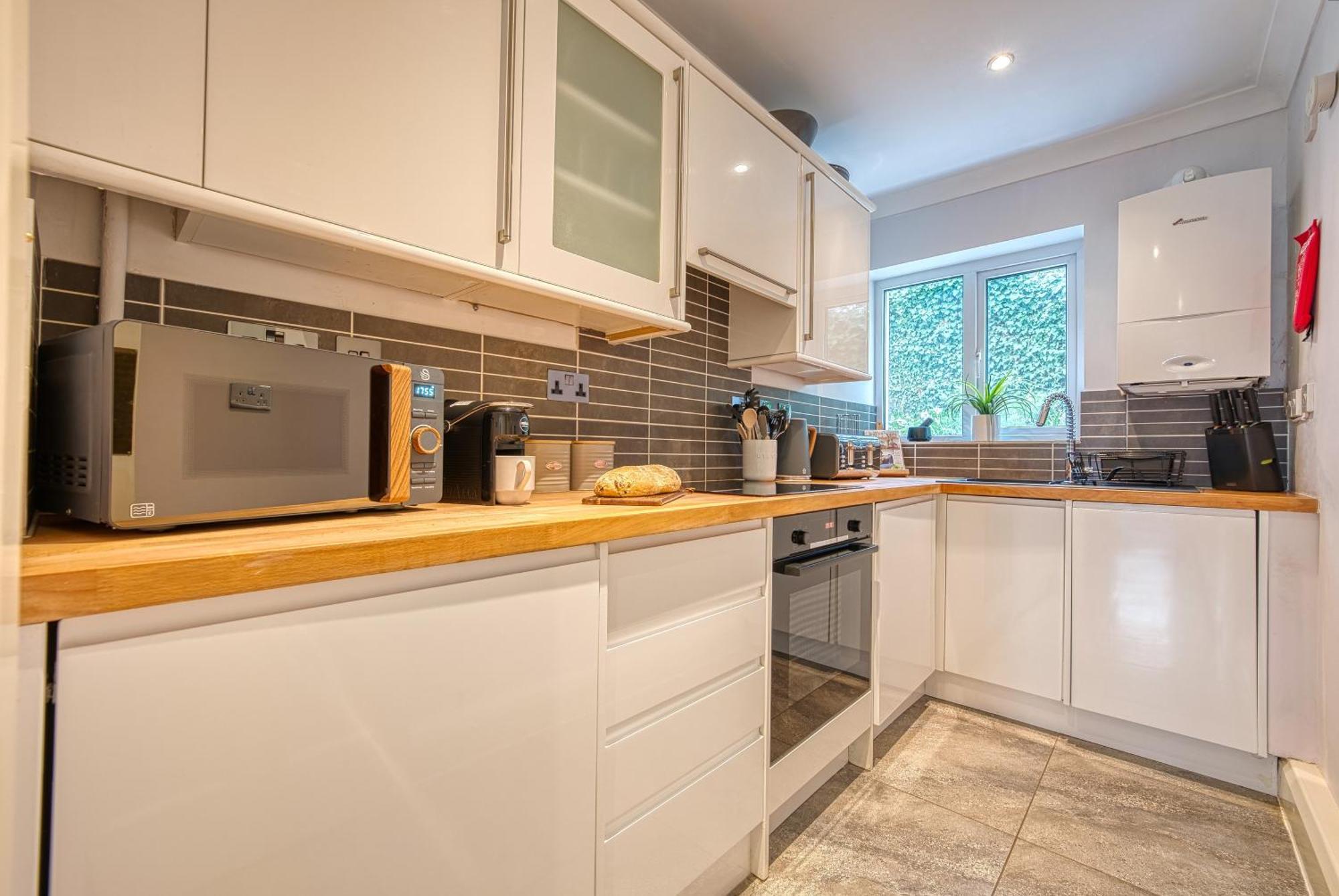 2 Bedroom Stylish Spacious Apt, Sleeps 6, Central Cheltenham, With Free Parking - By Blue Puffin Stays Exterior foto