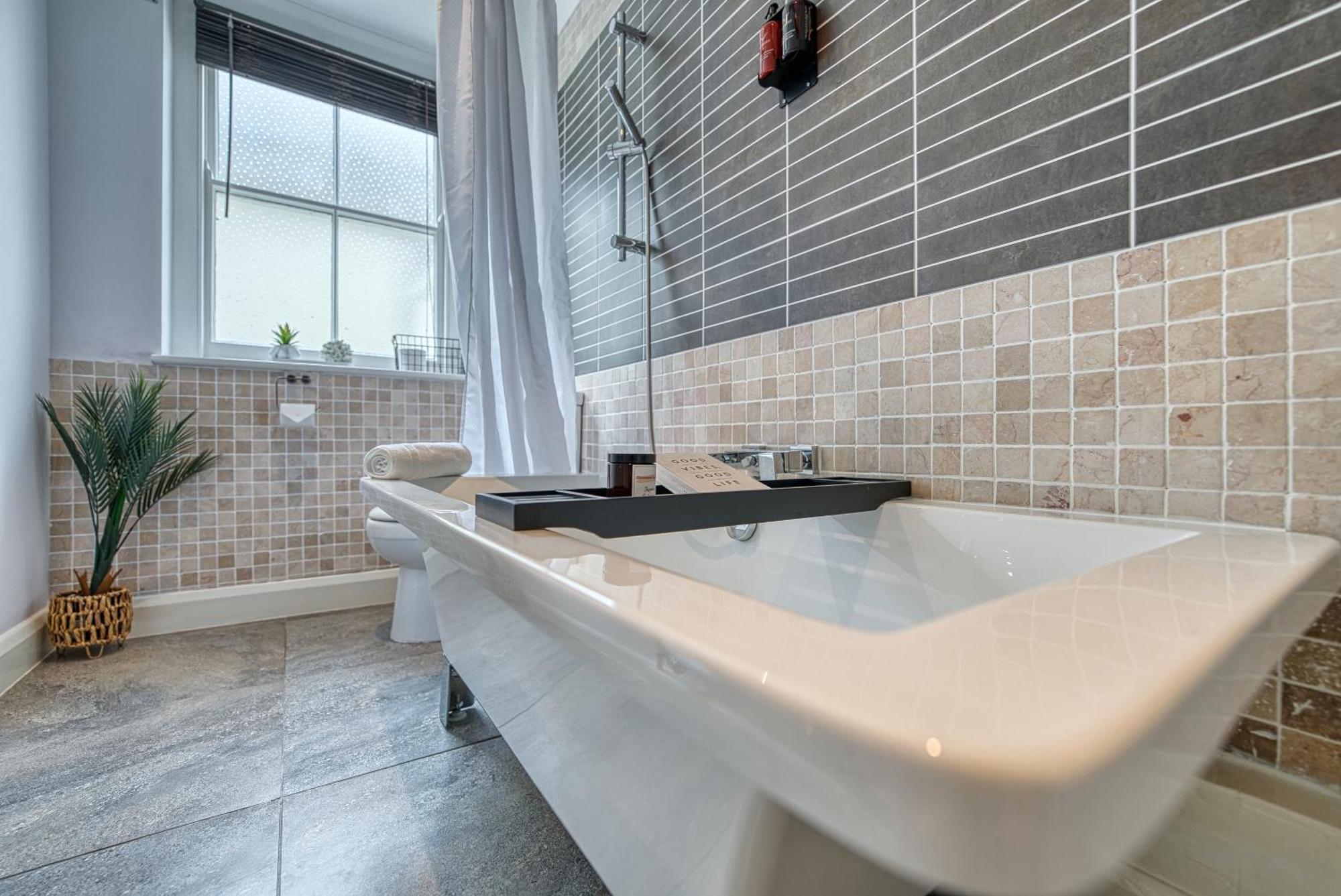 2 Bedroom Stylish Spacious Apt, Sleeps 6, Central Cheltenham, With Free Parking - By Blue Puffin Stays Exterior foto