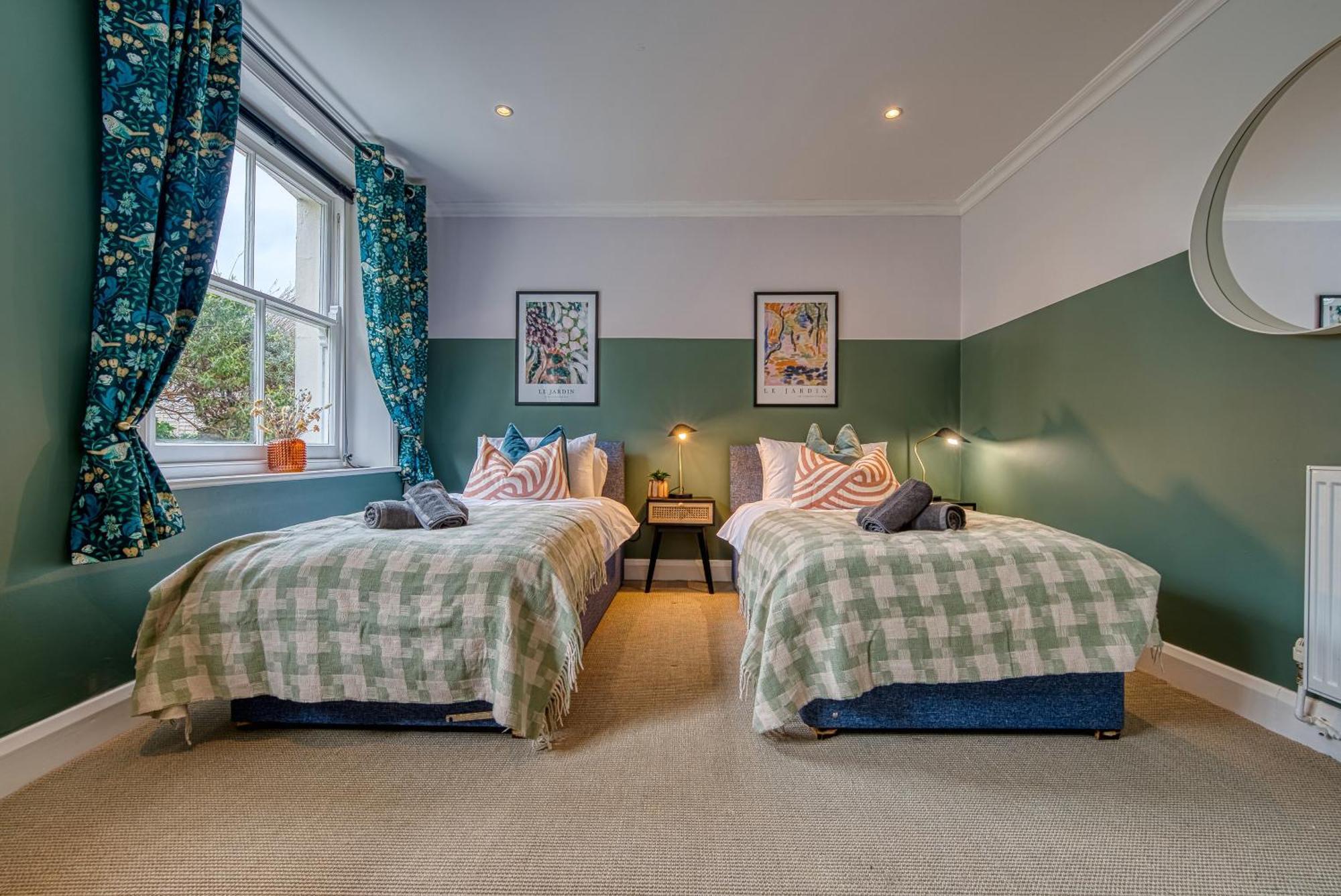 2 Bedroom Stylish Spacious Apt, Sleeps 6, Central Cheltenham, With Free Parking - By Blue Puffin Stays Exterior foto