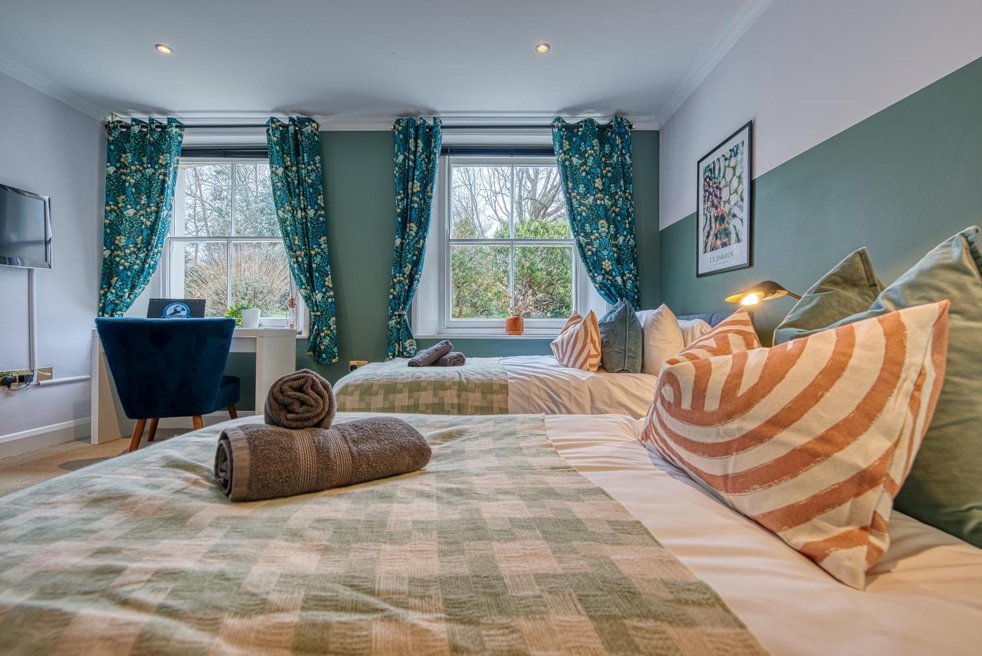 2 Bedroom Stylish Spacious Apt, Sleeps 6, Central Cheltenham, With Free Parking - By Blue Puffin Stays Exterior foto